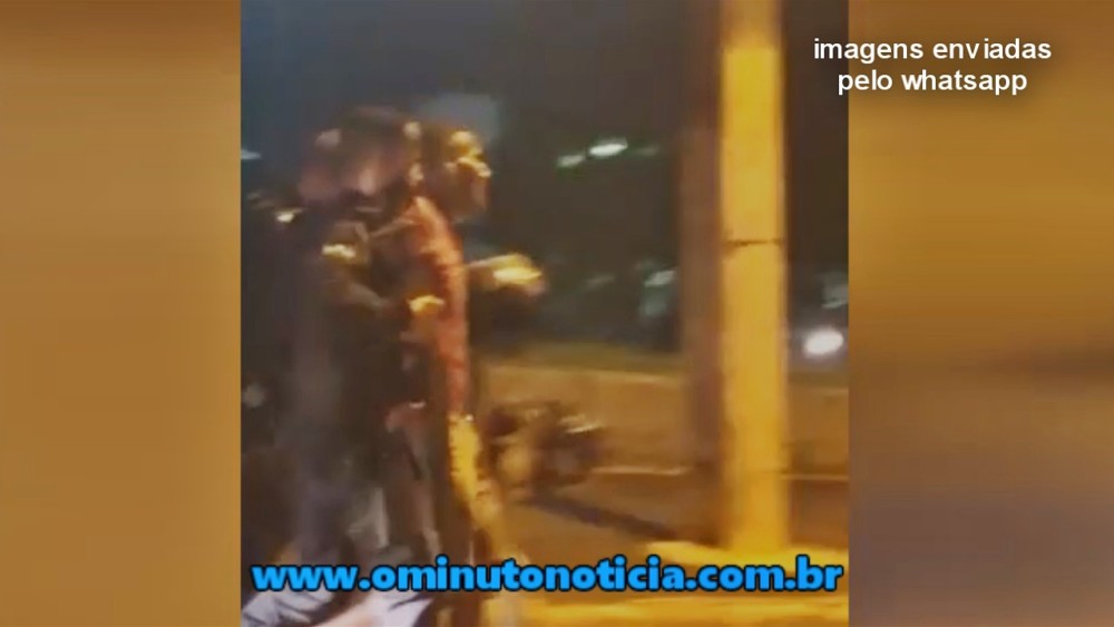 (Vídeo) Homem com faca na mão é contido com balas de borracha pela Polícia Militar em Jaru, RO