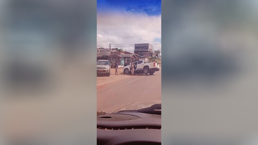 Pick-up é registrada dentro de bueiro na Avenida Sete em Cacoal