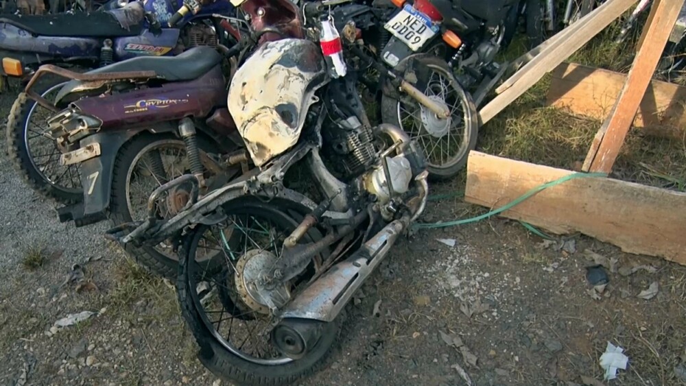 Motocicleta furtada é encontrada incendiada na zona rural de Cacoal