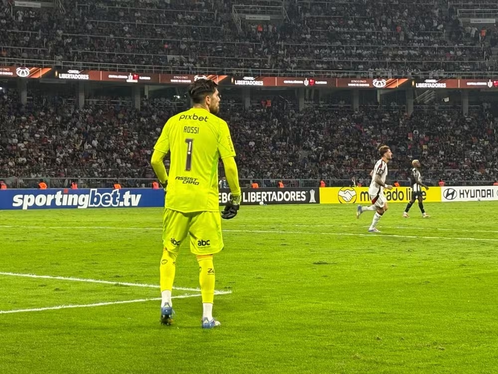 Jogadores do Flamengo sofrem tentativa de assalto, diz clube; carro do goleiro Rossi é atingido por tiros