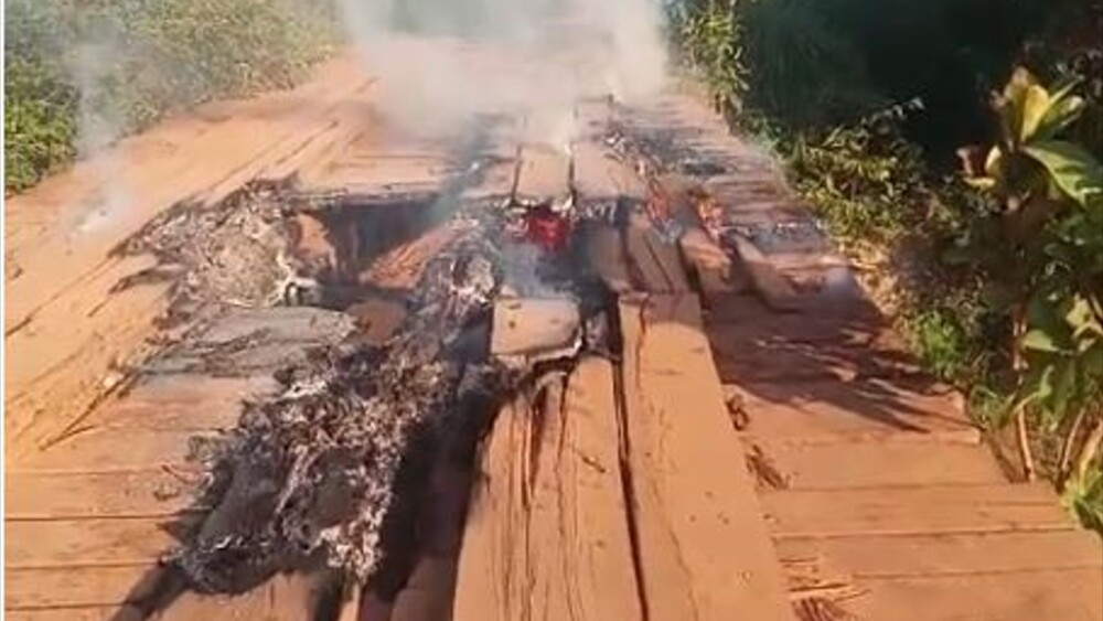 Vândalos incendeiam a ponte do Rio São João na Linha 610 em Jaru