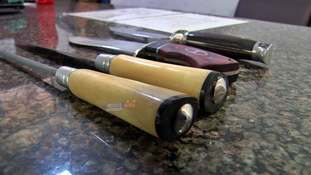 Polícia Militar apreende facas artesanais abandonadas por suspeito em fuga em Cacoal