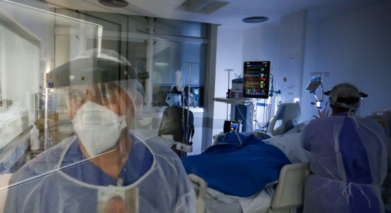 Vacinas freiam mortes, mas Brasil perde 600 mil vidas para a Covid-19