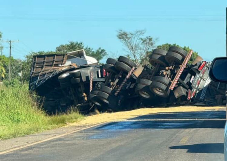 Colisão entre carro e carreta na BR-364, entre Jaru e Ariquemes, deixa 5 feridos
