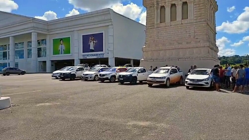 Centenas de carros participam de carreata em protesto pela morte do cacoalense Anderson Graneto