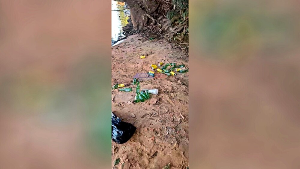 Homem grava vídeo recolhendo lixo deixado às margens do rio Machado em Cacoal