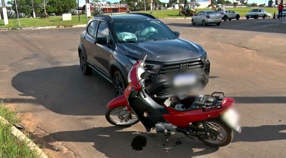 Jovem de 17 anos é levado ao hospital após acidente em rotatória na BR-364 em Cacoal