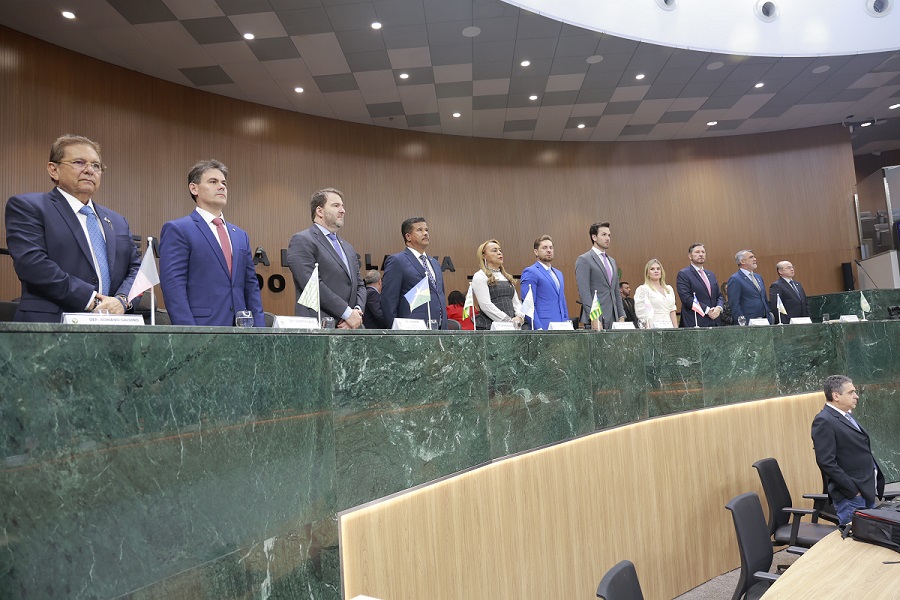 Deputado Alex Redano é homenageado em sessão solene com a Medalha do Mérito Legislativo Pedro Ludovico Teixeira em Goiás