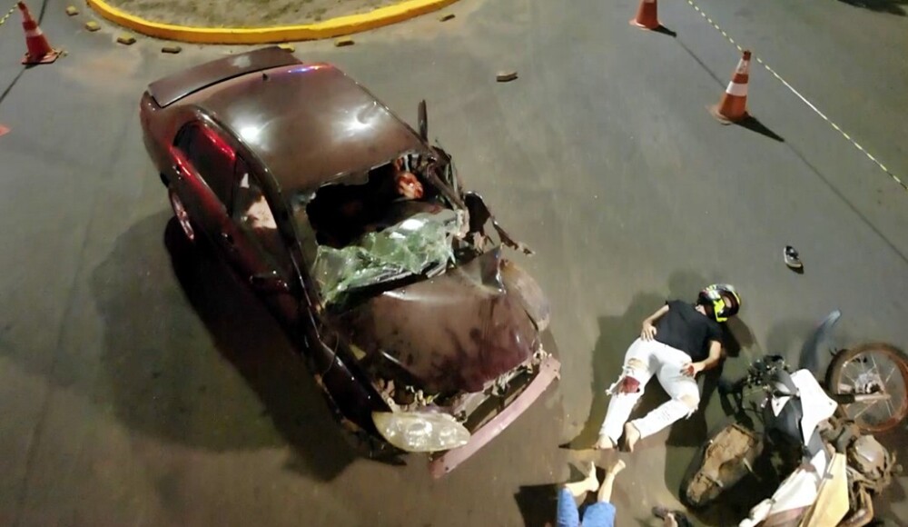Simulação de acidente choca pedestres e alerta sobre imprudência no trânsito em Cacoal