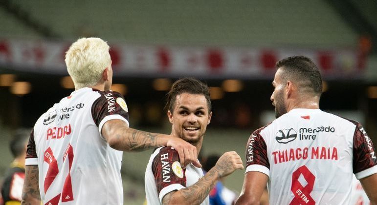 Flamengo atropela o Fortaleza e se mantém 11 pontos atrás do Galo