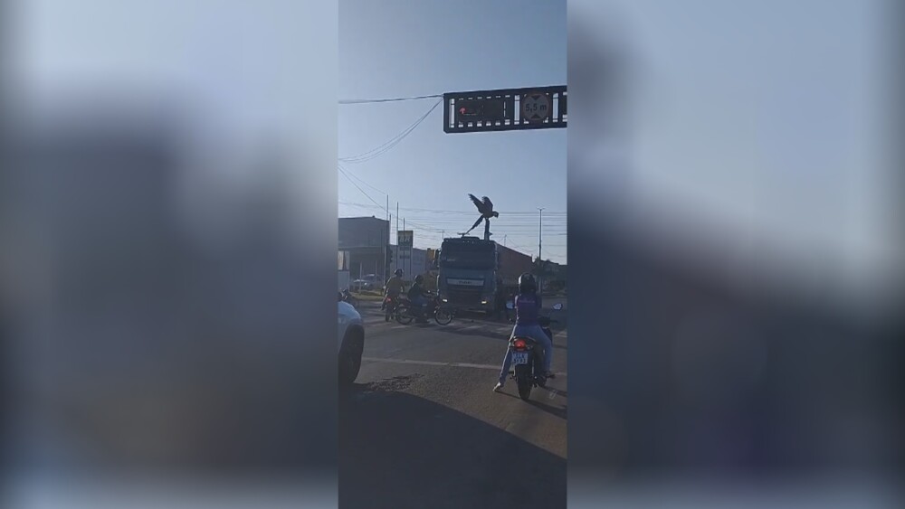 Motocicleta é arrastada por carreta na BR-364 em Cacoal