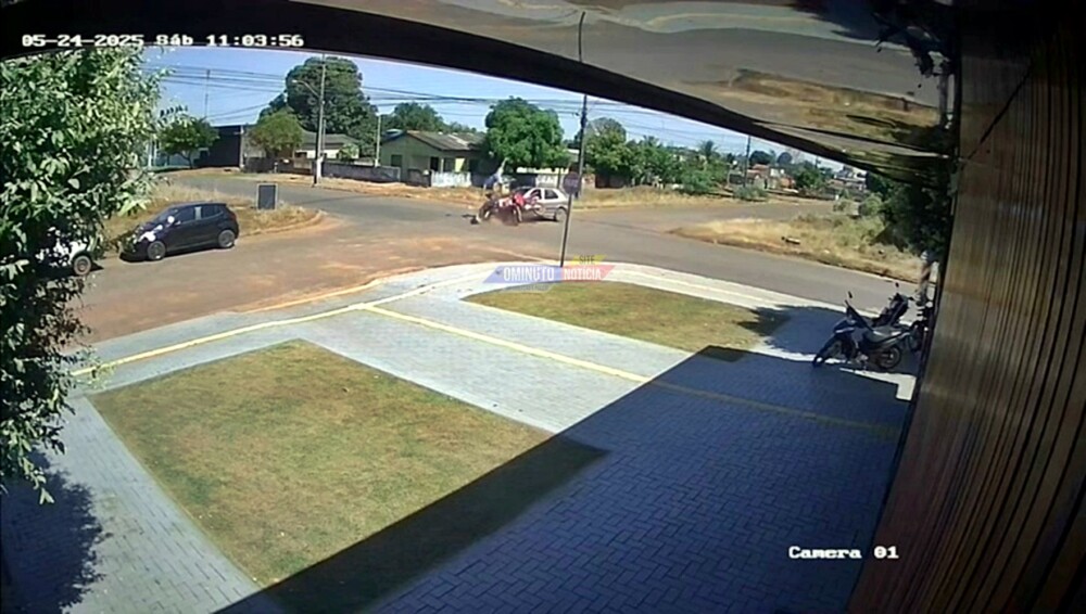 Motociclista colide forte com automóvel na Almirante Barroso com Tiradentes, em Cacoal