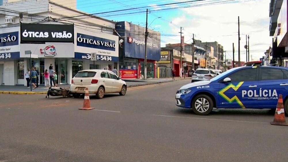 Carro avança preferencial na avenida Porto Velho e atinge motociclista em Cacoal