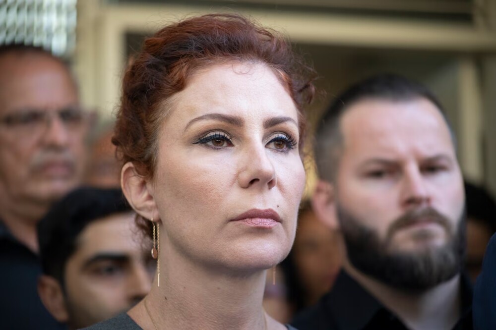 Banco bloqueia cartões e pouco mais de R$ 2.000 de contas de Carla Zambelli