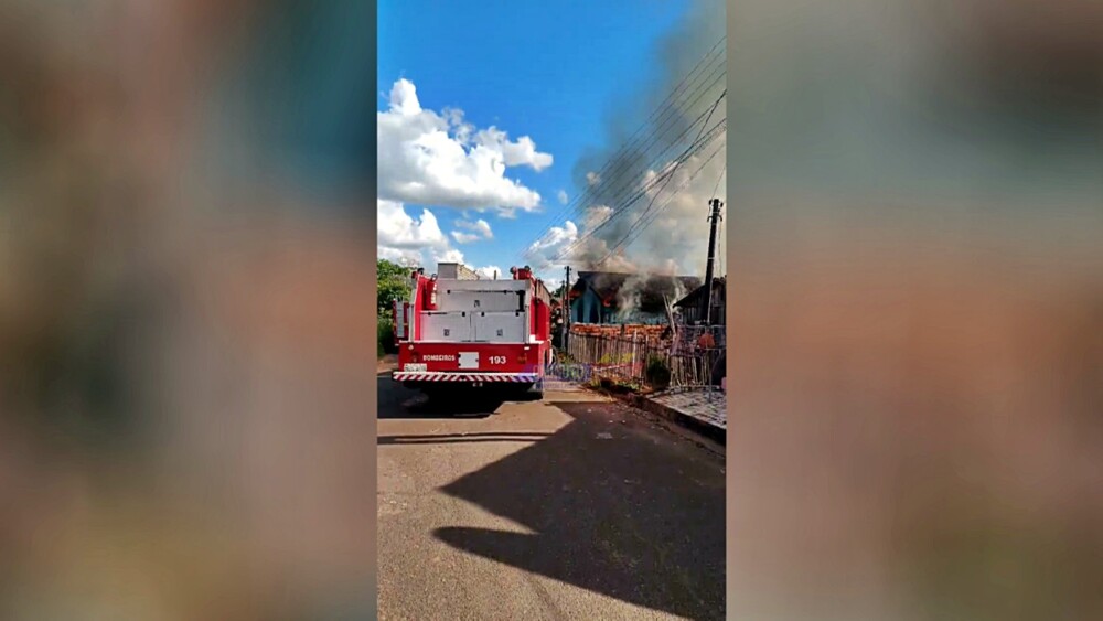 Fogo consome residência no bairro Liberdade em Cacoal