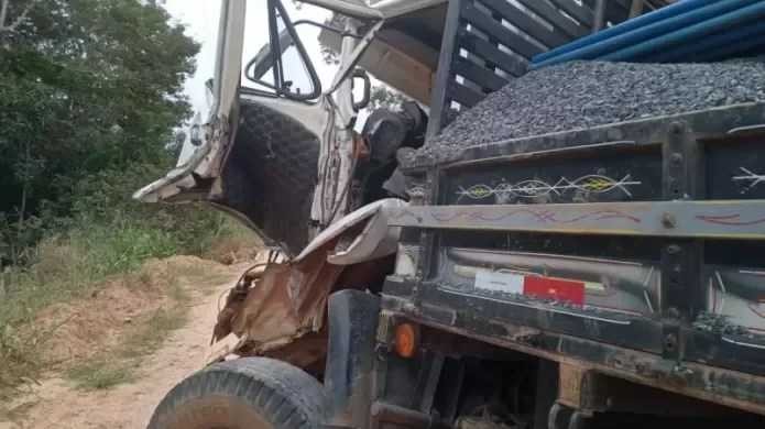 Caminhão perde o freio e colide com outro da mesma empresa em Novo Horizonte D’Oeste