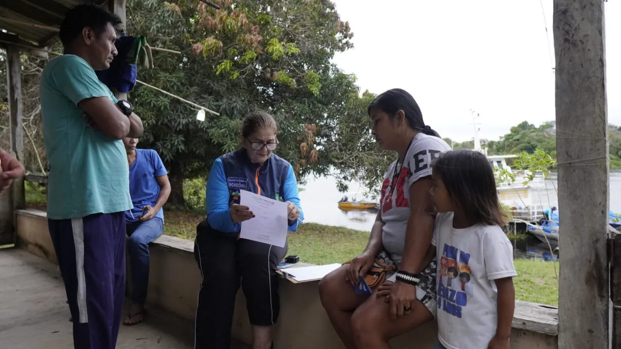 Governo de RO presta assistência a indígenas de Guajará-Mirim com serviços do Rondônia Cidadã e distribuição de cestas básicas