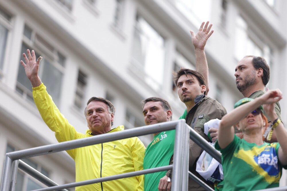 Como Bolsonaro e filhos teriam sido beneficiados pela Abin Paralela