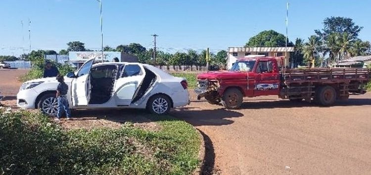 Caminhonete Ford e carro de passeio se envolvem em acidente em São Domingos do Guaporé