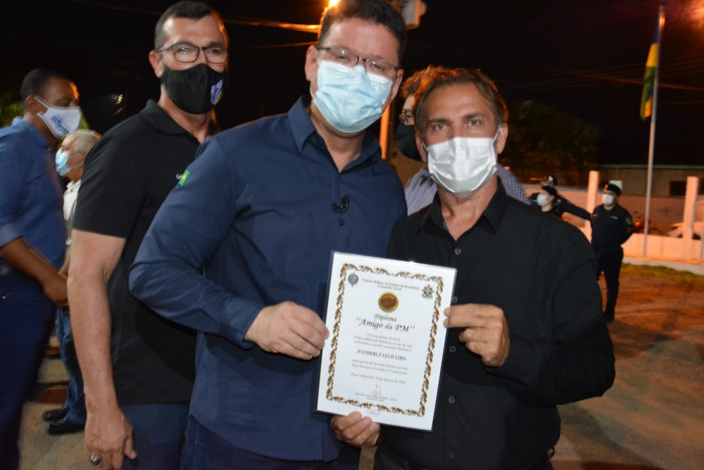 Ivan Lelis diretor da Massa FM Jaru, é homenageado com certificado "Amigo da PM"