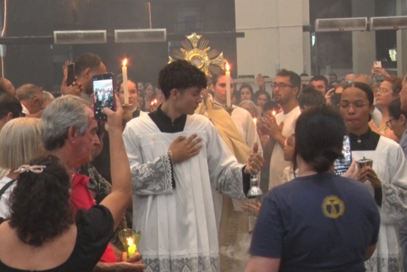 Católicos Celebram Corpus Christi com Tapetes Coloridos e Procissão Iluminada