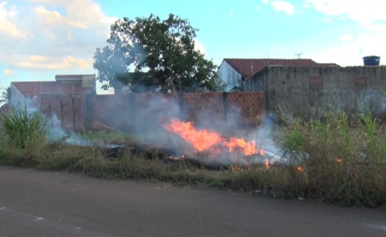 Fumaça e Indignação: Moradores de Cacoal Ateiam Fogo em Lixo e Prejudicam Vizinhança