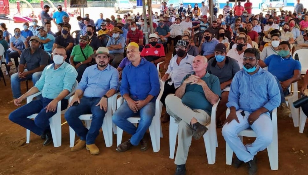 Prefeito de Alvorada do Oeste, RO Vanderlei Tecchio destaca importância do setor primário, durante reunião em associação