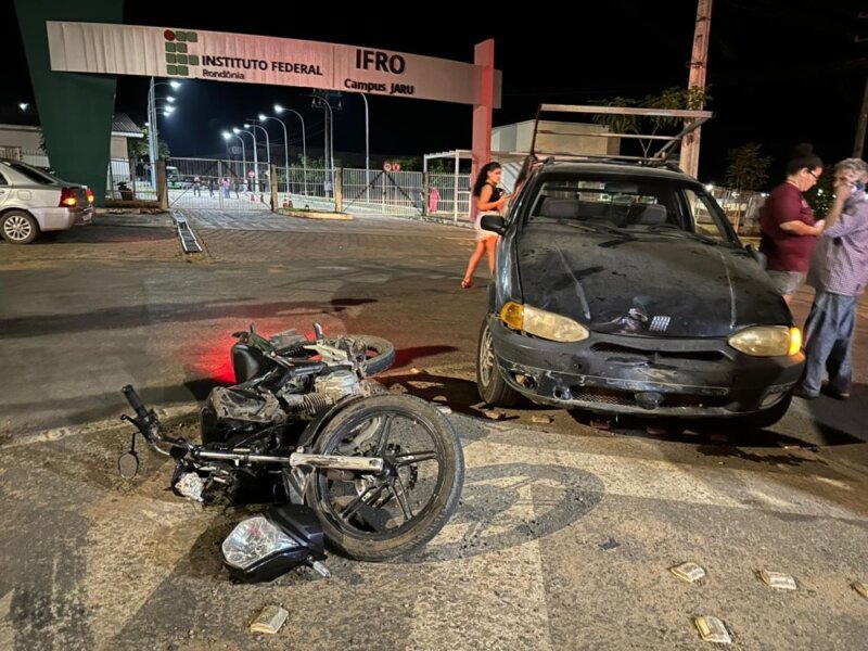 Jaru: Acidente em frente ao IFRO, entre Fiat Strada e motocicleta deixa mulher ferida
