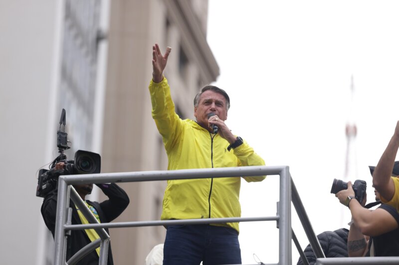 Bolsonaro testa fidelidade de aliados em novo ato contra cerco do STF