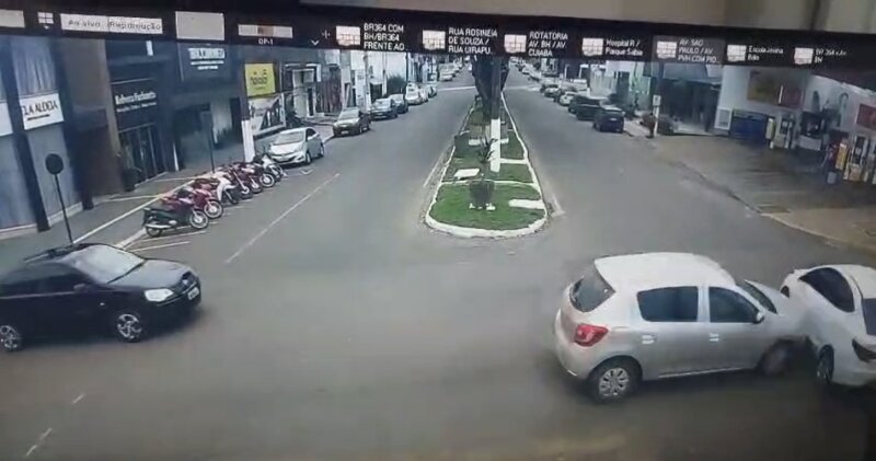 Veículo capota após colisão na Pioneiros com Porto Velho em Cacoal