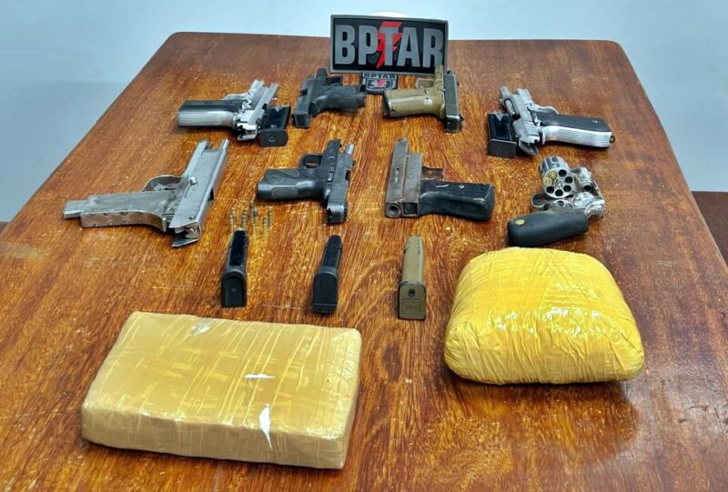 Oito armas, grande quantidade de munições e drogas foram apreendidas na casa onde ocorreu tiroteio que matou criminosos
