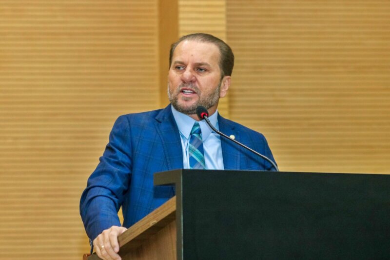 Deputado Cirone Deiró preside sessão de homenagens na Cafecau