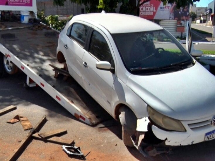 Carro abandonado na Avenida Amazonas surpreende moradores de Cacoal