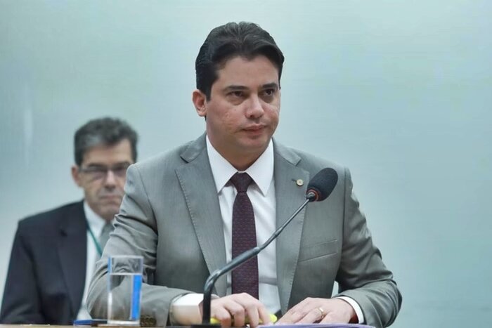Deputado Júnior Mano é alvo de busca por desvios e fraude em licitação
