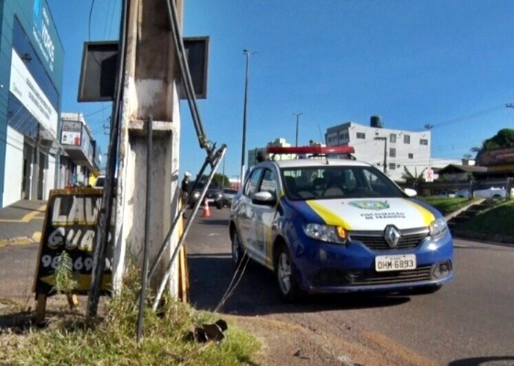 Acidente grave na marginal da BR-364 deixa moto destruída e dois feridos