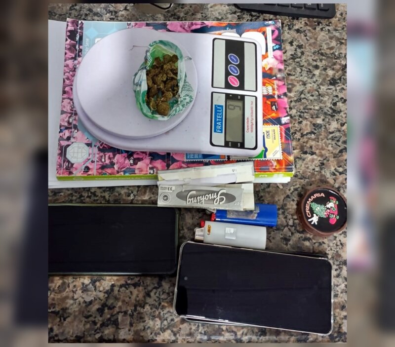 Suspeito de tráfico de drogas é detido próximo a quadra esportiva