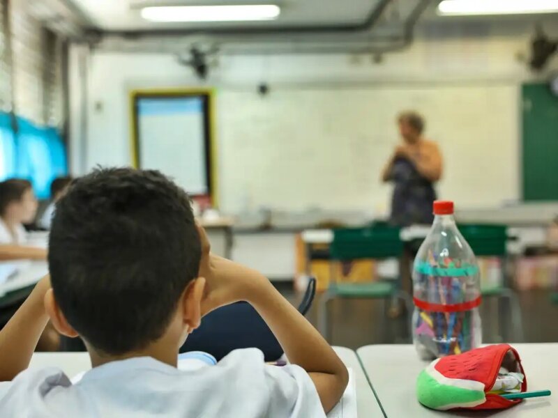 Uso excessivo de IA preocupa educadores e cientistas pelo impacto na aprendizagem