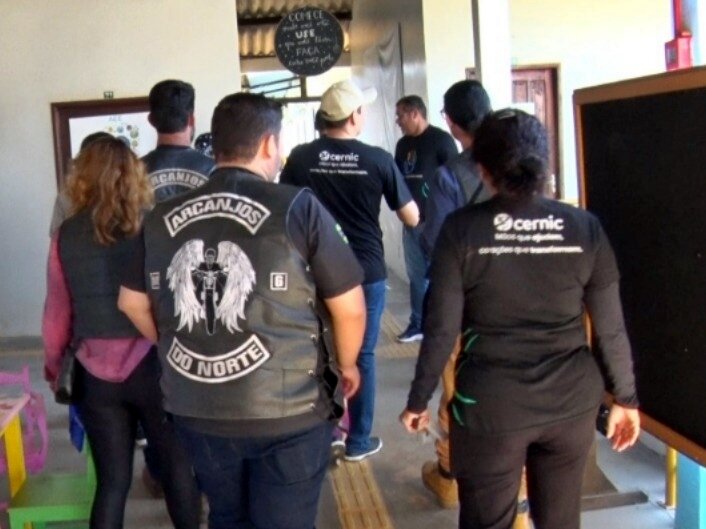 Moto Grupo Arcanjos do Norte doa 10 costelões para a tradicional feira do CERNIC em Cacoal