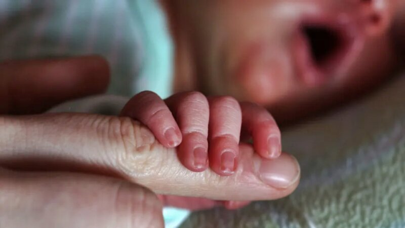 Bebê desenvolve genitália masculina após contato com gel hormonal do pai