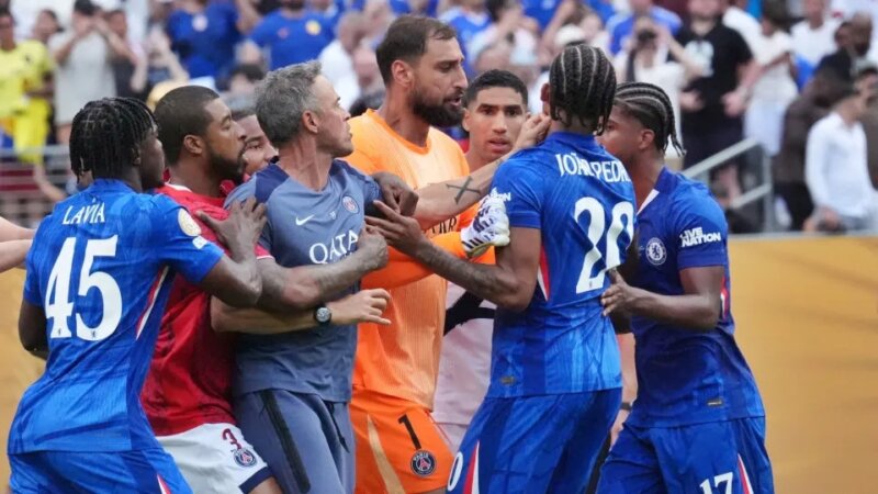 Técnico do PSG agride João Pedro após final do Mundial de Clubes; veja