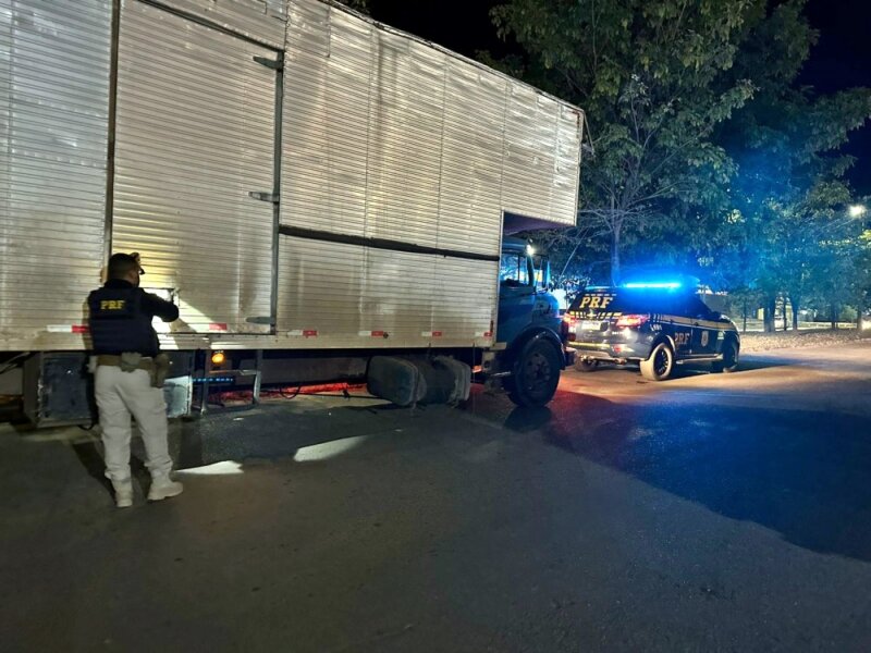 Jaru: Caminhoneiro supostamente embriagado para caminhão no meio da via e deita no canteiro central