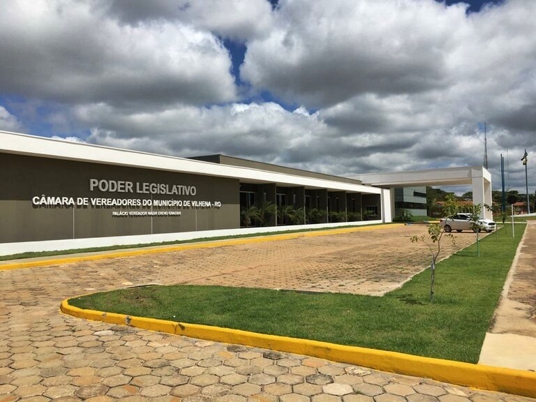 Vereadores de Vilhena aprovam auxílio-alimentação de R$ 1,4 mil e decisão provoca protestos da população