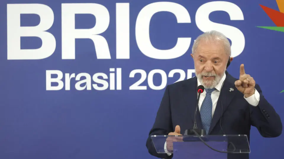 Lula vai insistir em apoio ao Brics e no confronto com EUA após leve alta na popularidade