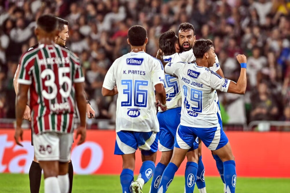 Cruzeiro vence o Fluminense e assume a liderança do Brasileirão