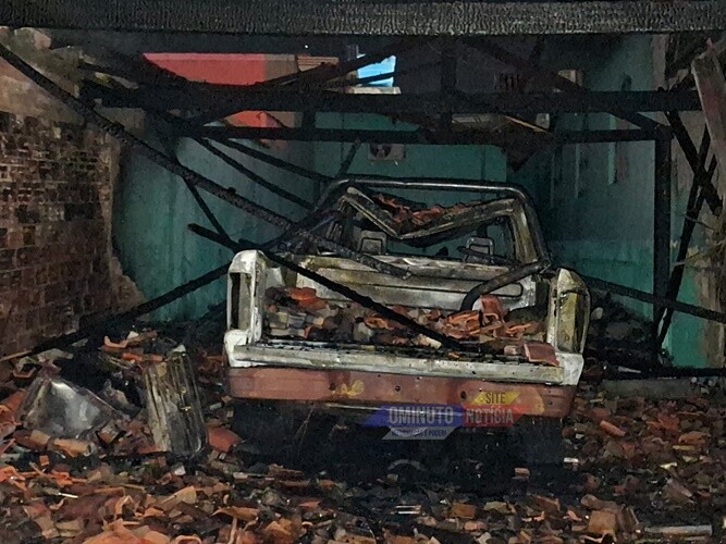Incêndio destrói garagem e veículos de morador de Cacoal