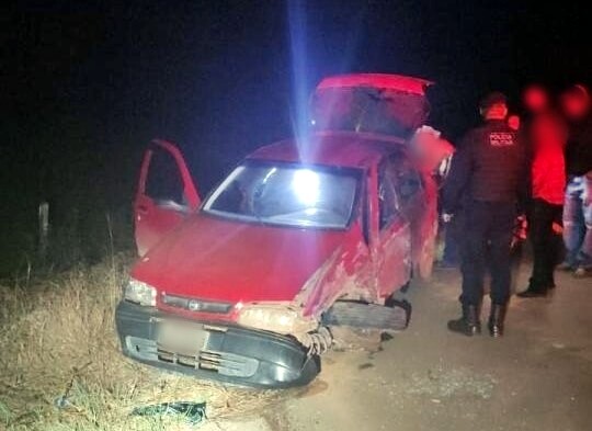 Mulher sofre ferimentos na cabeça após colisão entre carro e caminhão leiteiro na RO-133 em Theobroma