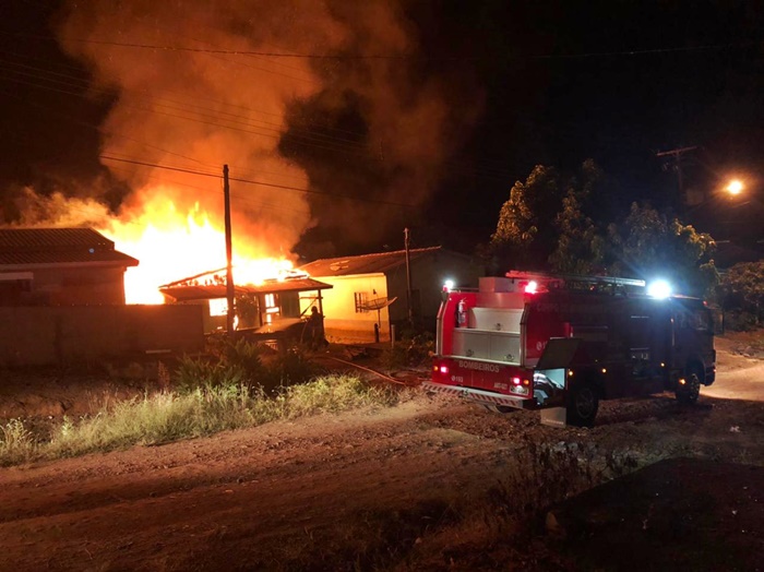 Mulher diz à polícia que incêndio em residência, no final de semana, em Jaru, foi criminoso