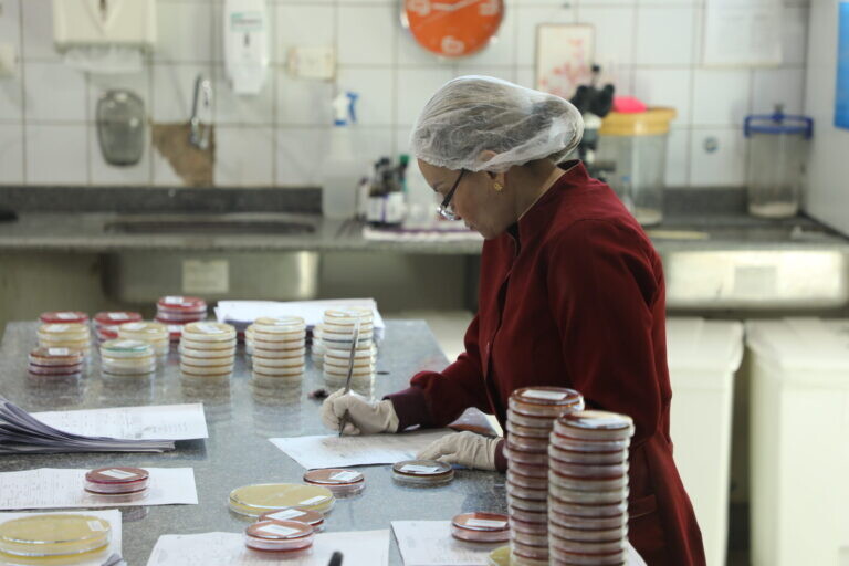 Tecnologia laboratorial avançada do Lacen garante maior precisão no acompanhamento clínico de doenças