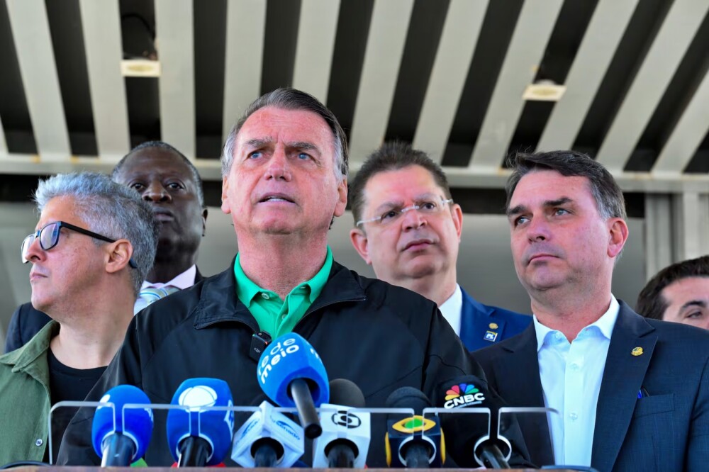 Bolsonaro promete ficar calado e pede explicação de Moraes sobre o que ele pode ou não fazer