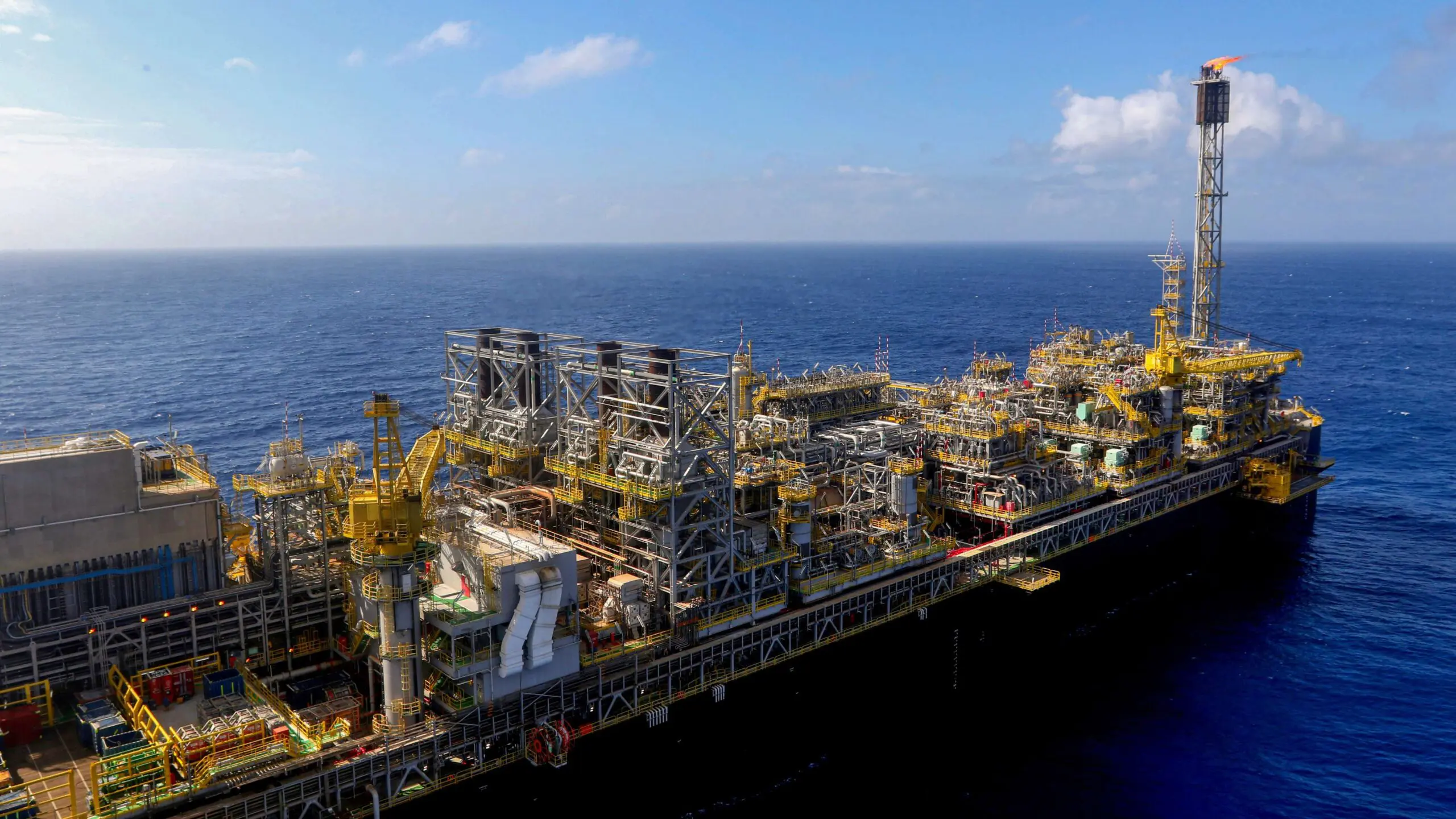 Em vez de poupar, governo aproveita dinheiro extra do petróleo para gastar mais